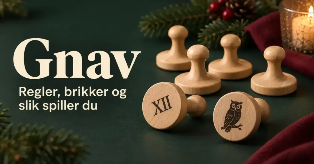Gnav-brikker i tre med synlige symboler på undersiden, omgitt av granbar og levende lys, med teksten «Gnav – Regler, brikker og slik spiller du».